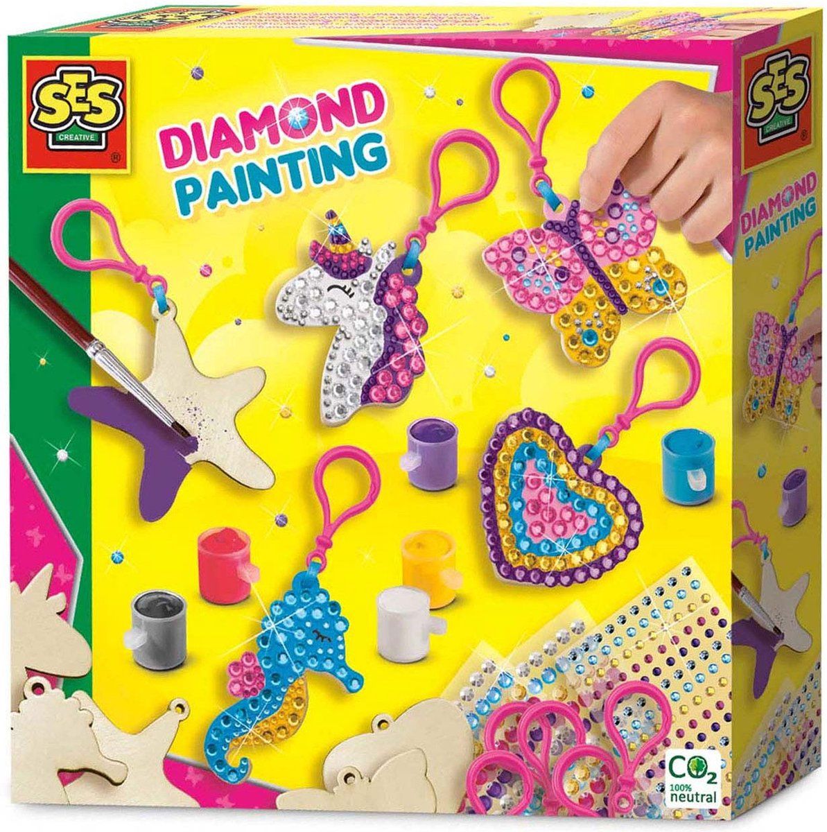 SES - Diamond painting - Houten sleutelhangers - zelf sleutelhangers maken - 560 diamonds en 6 kleuren verf - inclusief kunststof sleutelhangers, houten figuren en lint - knutselen meisjes